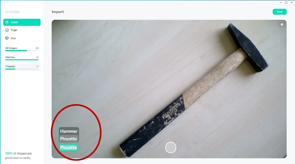 Lobe beim Training: Das Kamerabild eines Hammers mit den Label-Vorschlägen Hammer und Pinzette